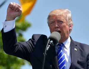 Sobretaxa de Trump - Presidente dos Estados Unidos sobretaxa aço e alumínio importados